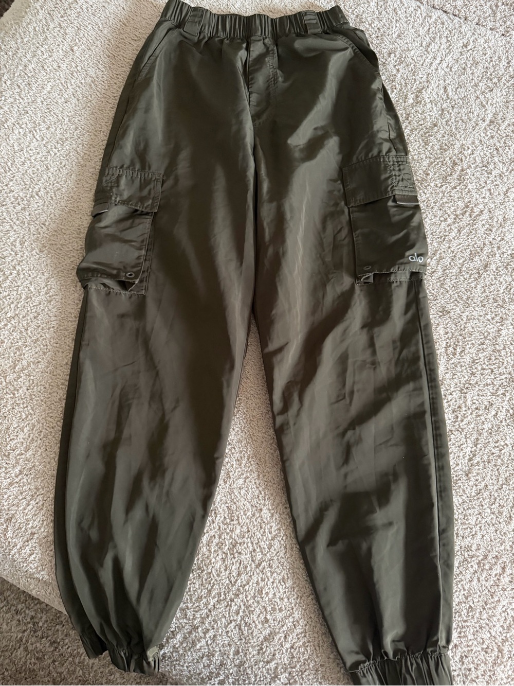 Alo Yoga It Girl Cargo Pants Olive Green Size Small Lightweight Joggers - Picture 1 of 4